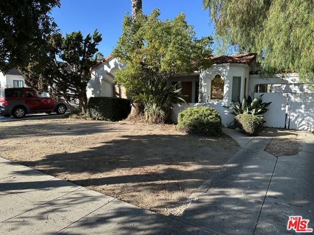 3231 Garden Avenue, Los Angeles CA: https://media.crmls.org/mediaz/846a05a5-3461-4982-8f85-817d96d244de.jpg