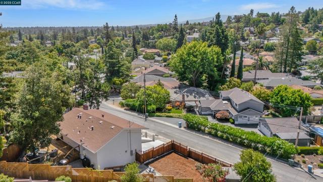 795 Canyon Rd, Redwood City CA: https://media.crmls.org/mediaz/846a6175-640e-446e-8927-0adf5552a66c.jpg