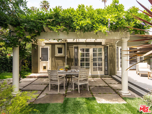 1402 N Benton Way, Los Angeles CA: https://media.crmls.org/mediaz/846af250-4d12-46e6-85a1-9f054dd72427.jpg