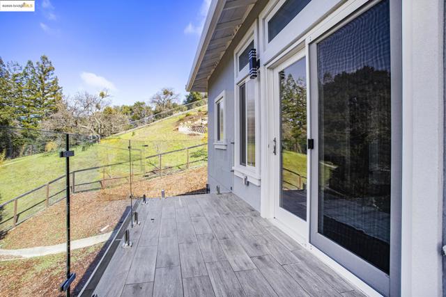 130 Arbor View Ln, Lafayette CA: https://media.crmls.org/mediaz/846c021a-f7b4-4d49-9775-99b130107942.jpg
