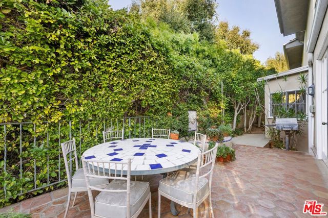 1114 Schuyler Road, Beverly Hills CA: https://media.crmls.org/mediaz/846cdddf-c86b-4d30-a3f7-28b19fe969ef.jpg