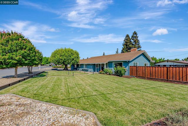 5891 Caulfield Dr, Clayton CA: https://media.crmls.org/mediaz/846dc52d-aa18-47d7-be1e-d24cdafd8478.jpg