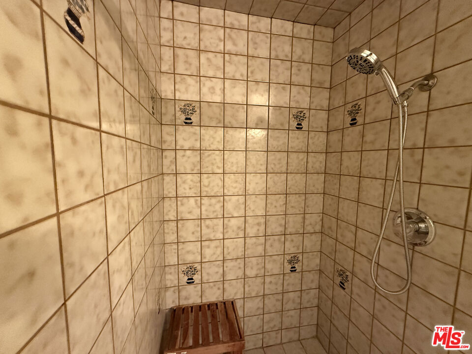 https://media.crmls.org/mediaz/8470c06d-b81a-4d88-a4ba-bb45e83a498f.jpg?preset=X-Large