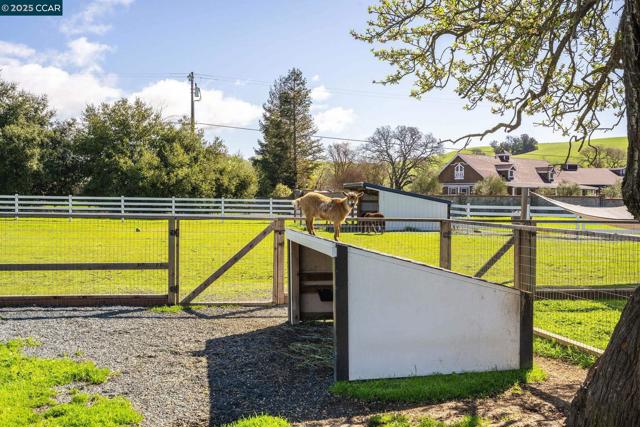 5400 Johnston Rd, Danville CA: https://media.crmls.org/mediaz/8470c2d2-b8d0-4e8c-8169-f2211f873446.jpg