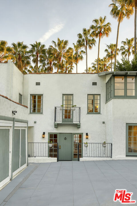 6749 Whitley Terrace, Los Angeles CA: https://media.crmls.org/mediaz/8471c17e-c45b-4a87-8ccf-2d74f2f6fc9e.jpg