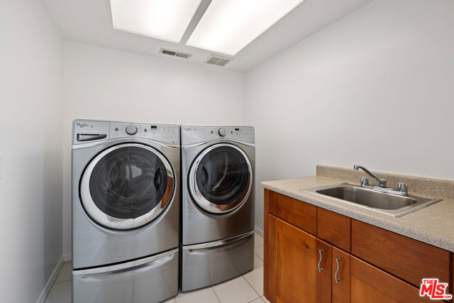 7412 Denrock Avenue, Los Angeles CA: https://media.crmls.org/mediaz/8474b3ca-d864-43d8-9adf-d519ac49978d.jpg