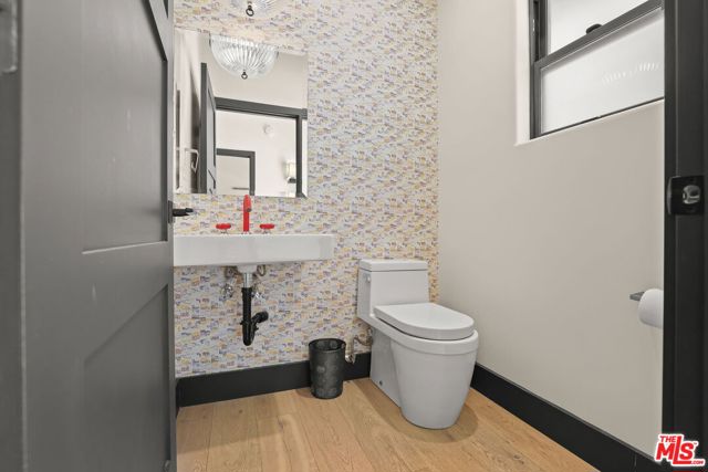 2835 Oak Point Drive, Los Angeles CA: https://media.crmls.org/mediaz/8475f6db-47f5-4fe2-89fd-5a38414843d4.jpg