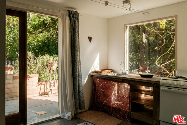 21316 Encina Road, Topanga CA: https://media.crmls.org/mediaz/84770c7d-4feb-4da7-b6c2-856ebb9a07dd.jpg