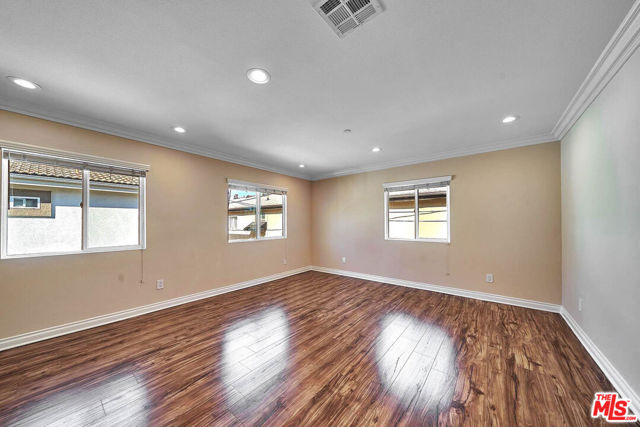1142 S Mariposa Avenue, Los Angeles CA: https://media.crmls.org/mediaz/84773408-dce1-438c-b310-d2db823935cb.jpg