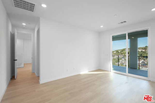 23725 Orange Blossom Dr, Newhall CA: https://media.crmls.org/mediaz/84773afd-b14c-43ce-afd6-1b870f8a107c.jpg
