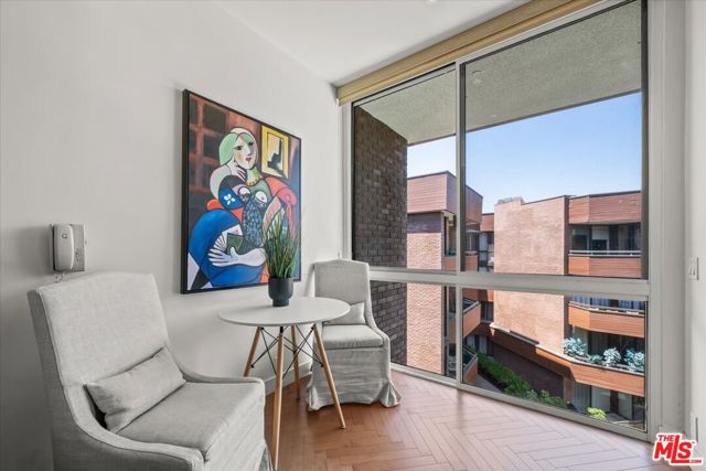 300 N Swall Drive, Beverly Hills CA: https://media.crmls.org/mediaz/8477a32e-0d7e-482d-894f-c478f677990a.jpg