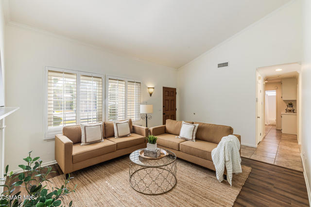 1569 Burning Tree Drive, Thousand Oaks CA: https://media.crmls.org/mediaz/8477f75d-179e-41dd-bdcc-59afcc1e68bf.jpg