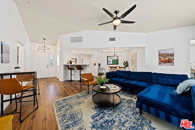401 E San Rafael Drive, Palm Springs CA: https://media.crmls.org/mediaz/8477fed8-672f-4f99-9c86-098431859302.jpg