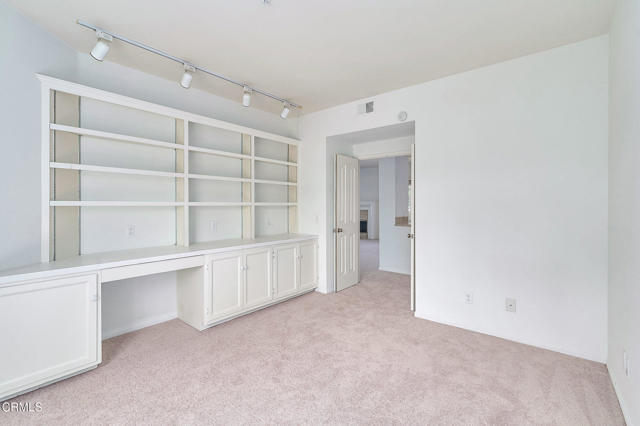 4229 Harbour Island Lane, Oxnard CA: https://media.crmls.org/mediaz/84788d36-ffe0-476f-8d80-0df8fba4c072.jpg