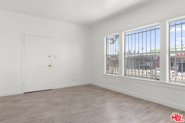 225 W Adams Boulevard, Los Angeles CA: https://media.crmls.org/mediaz/8479bece-38dc-43f2-be08-aacaa7db32db.jpg