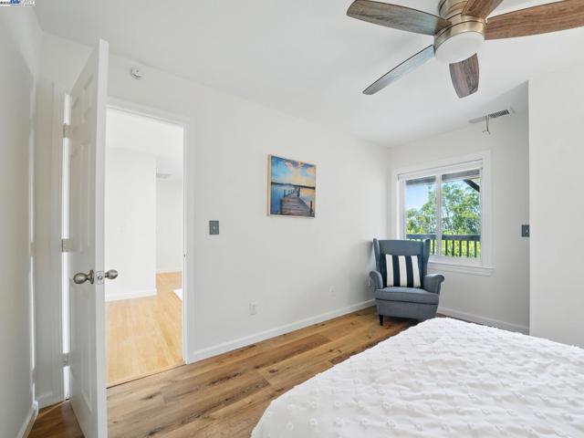 2323 Mastlands Dr, Oakland CA: https://media.crmls.org/mediaz/847a6a99-b277-4756-a336-433c3a45f7be.jpg