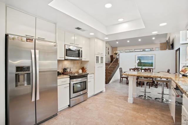 2207 Caminito Cabala, La Jolla CA: https://media.crmls.org/mediaz/847a7233-6bb2-4895-8bf4-d7d80ddda65e.jpg
