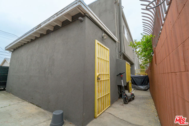 5511 Smiley Drive, Los Angeles CA: https://media.crmls.org/mediaz/847b38cb-8f73-442c-8cb7-66d48b6aa860.jpg