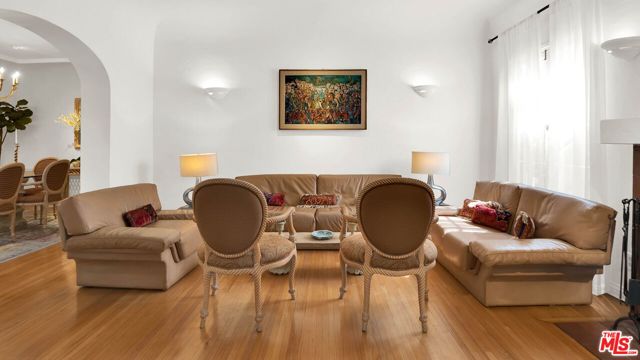 1118 HI POINT Street, Los Angeles CA: https://media.crmls.org/mediaz/847b845b-794f-401d-8b93-ffdf3f1f0c54.jpg