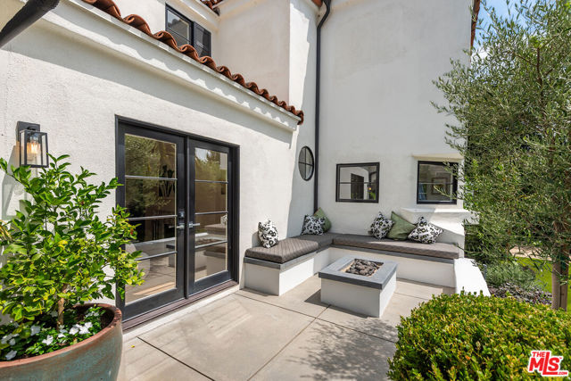 14226 Chandler Boulevard, Sherman Oaks CA: https://media.crmls.org/mediaz/847c8a09-415d-4287-ab97-d10b31644396.jpg