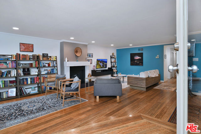 11687 Bellagio Road, Los Angeles CA: https://media.crmls.org/mediaz/847cc6eb-3643-42dc-bf82-3f309c758f34.jpg