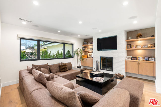 4961 Noeline Avenue, Encino CA: https://media.crmls.org/mediaz/847cd59d-9ca0-4355-9516-4cb8911280f0.jpg