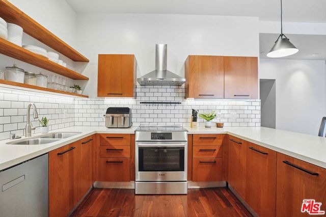 801 S Grand Avenue, Los Angeles CA: https://media.crmls.org/mediaz/847d0ff9-dc71-4b3c-99df-50bc8a9080a3.jpg