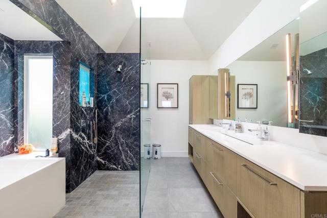 Detail Gallery Image 15 of 41 For 621 San Elijo St, San Diego,  CA 92106 - 4 Beds | 5/2 Baths