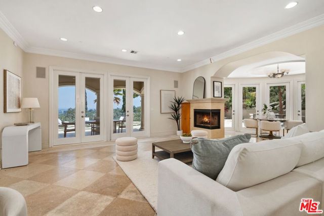 16980 Escalon Drive, Encino CA: https://media.crmls.org/mediaz/847e1668-4b16-4de3-aa3d-c208dbbfab85.jpg