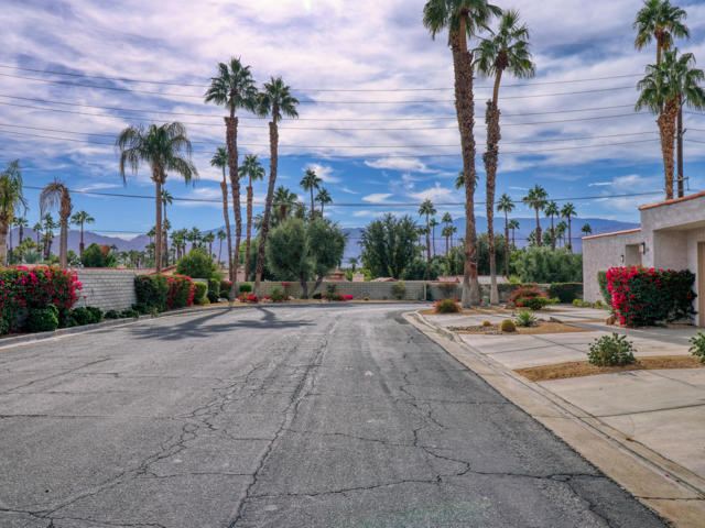 171 Winterhaven Circle, Palm Desert CA: https://media.crmls.org/mediaz/848077fe-8226-46dd-8c95-38e412e41c23.jpg