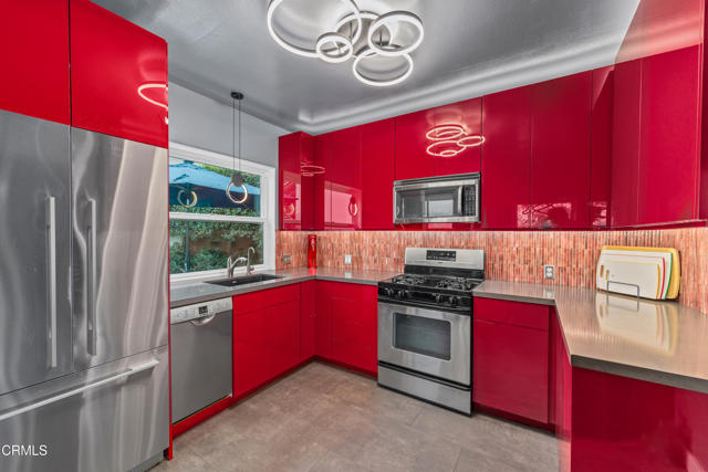 917 W W Victoria Street, Santa Barbara CA: https://media.crmls.org/mediaz/8480b36f-0f70-43bd-97c1-11110b0590a0.jpg