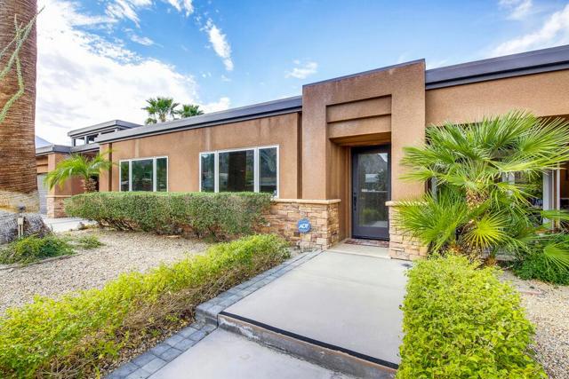52883 Eisenhower Drive, La Quinta CA: https://media.crmls.org/mediaz/84847ca9-8903-4418-8b19-376b74f52c5e.jpg