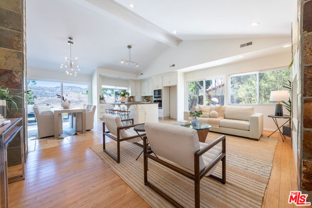 8919 Moorcroft Avenue, West Hills CA: https://media.crmls.org/mediaz/8484dd15-e9f9-4157-9356-21779282fd22.jpg