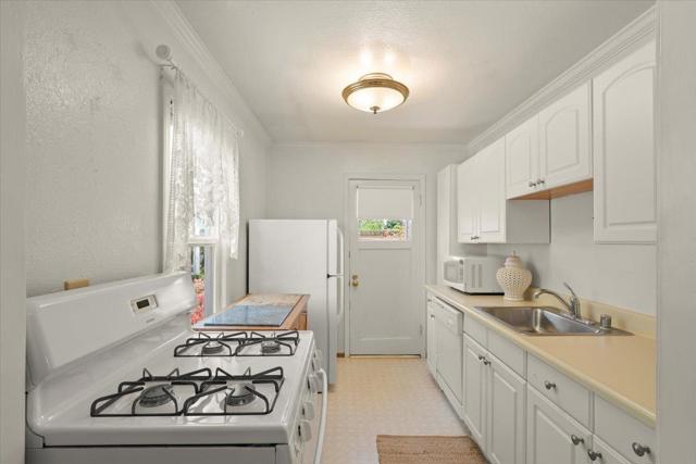 15570 Loma Vista Avenue, Los Gatos CA: https://media.crmls.org/mediaz/848582c4-f1da-4e9b-8546-e8f686cdd9d7.jpg