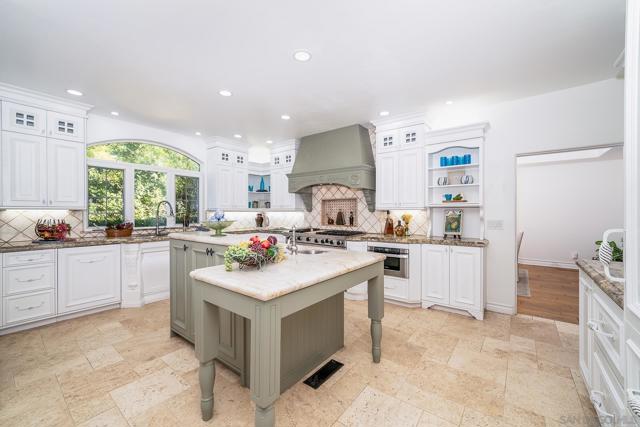 5 Rolling View Lane, Fallbrook CA: https://media.crmls.org/mediaz/8485ec5f-c8c0-40b7-bfea-6fba2d4c36ae.jpg