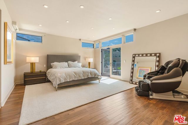 13042 W North Icon Circle, Playa Vista CA: https://media.crmls.org/mediaz/84865ebb-dc4f-49b0-a634-7907e255eae6.jpg