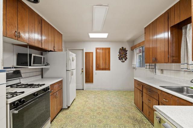 153 Occidental Avenue, Burlingame CA: https://media.crmls.org/mediaz/84870eca-914c-4b89-acce-6fd9de7dd363.jpg