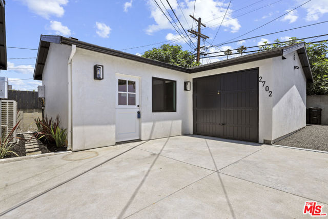 2700 S Palm Grove Avenue, Los Angeles CA: https://media.crmls.org/mediaz/84885203-3c1f-41ce-bcbe-e3204d7cb9d6.jpg