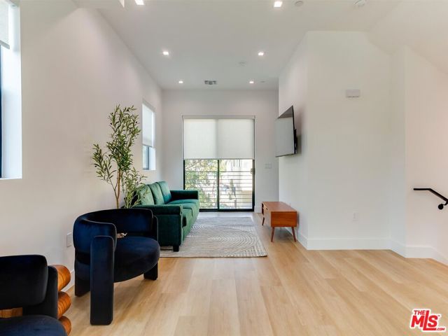2817 1/2 S Redondo Boulevard, Los Angeles CA: https://media.crmls.org/mediaz/8489028e-5a5c-444b-8999-5c0087381f03.jpg