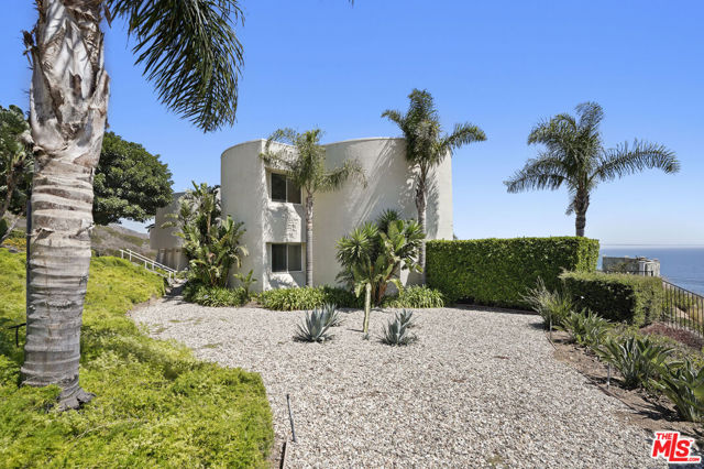 32215 Pacific Coast Highway, Malibu CA: https://media.crmls.org/mediaz/848913f2-4440-4f53-8ff3-45992461f941.jpg