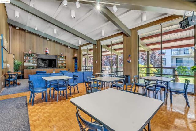 7 Commodore Dr, Emeryville CA: https://media.crmls.org/mediaz/84897c65-69d0-4c39-9985-a8b0ad064187.jpg