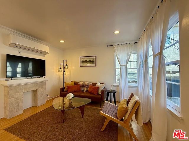 1144 15th Street, Santa Monica CA: https://media.crmls.org/mediaz/84899fd6-4153-44d8-8824-81a2571629aa.jpg