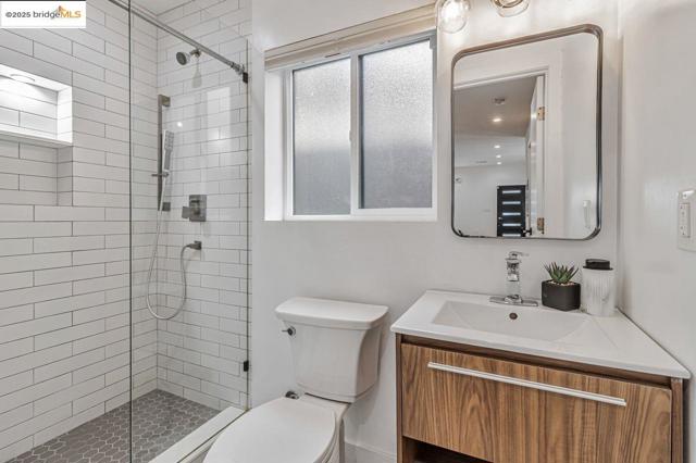 7900 Michigan Ave, Oakland CA: https://media.crmls.org/mediaz/848a4b5e-019a-4154-8b4e-34b3113a3b6e.jpg