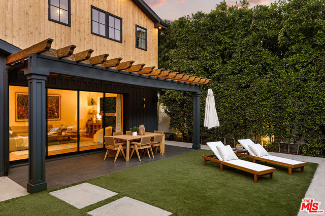 4447 Farmdale Avenue, Studio City CA: https://media.crmls.org/mediaz/848bbd35-1422-4713-87b4-1b16b8691d95.jpg