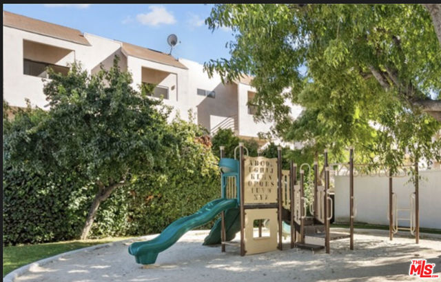 18547 Collins Street, Tarzana CA: https://media.crmls.org/mediaz/848be595-cb07-445b-8dc2-ab888e2da761.jpg