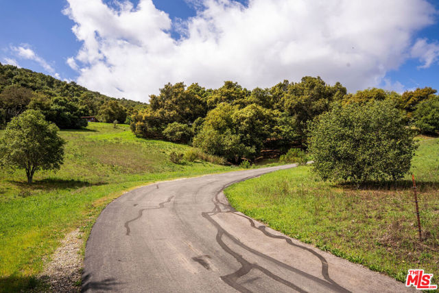 22575 Monte Vista Drive, Topanga CA: https://media.crmls.org/mediaz/848c74a8-f976-4093-92fe-362ec3f33044.jpg