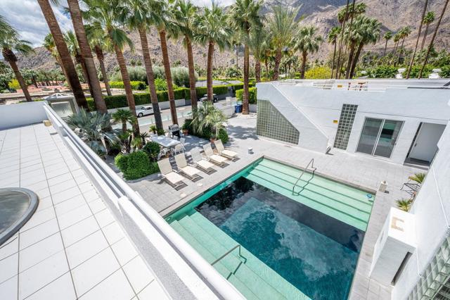 520 W ViA Lola, Palm Springs CA: https://media.crmls.org/mediaz/848cbaa0-8f65-4628-9b7a-2129cc54ff86.jpg