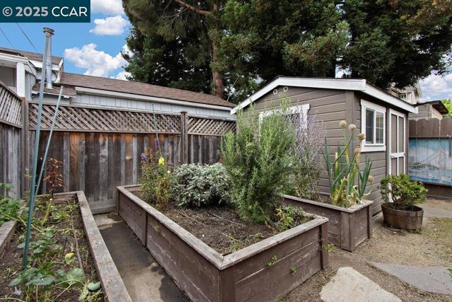 1613 Stanton St, Alameda CA: https://media.crmls.org/mediaz/848d8ad7-001f-4bde-a2c9-acb536e41083.jpg