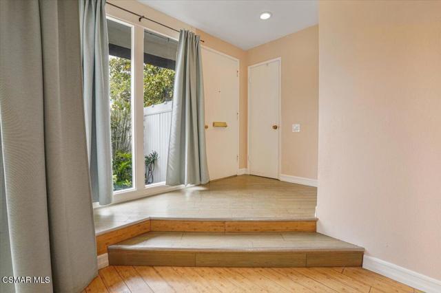 17842 Magnolia Boulevard, Encino CA: https://media.crmls.org/mediaz/848e1b6f-7875-4e5b-858a-d6057fcf5d41.jpg