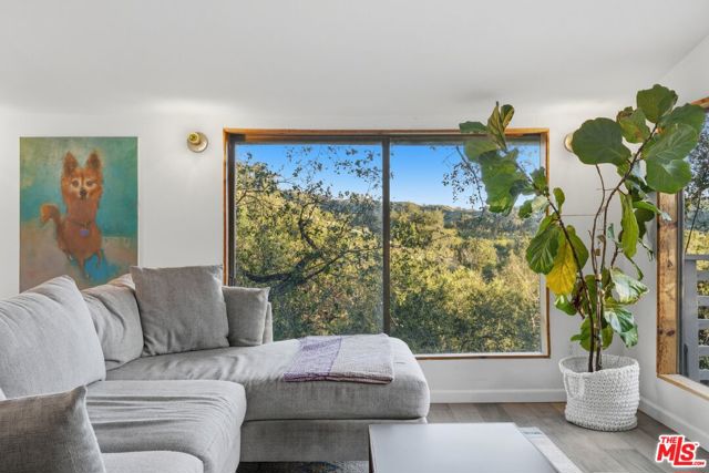 21936 Canon Drive, Topanga CA: https://media.crmls.org/mediaz/848e8ced-df98-454e-9247-4a77f406a0bb.jpg